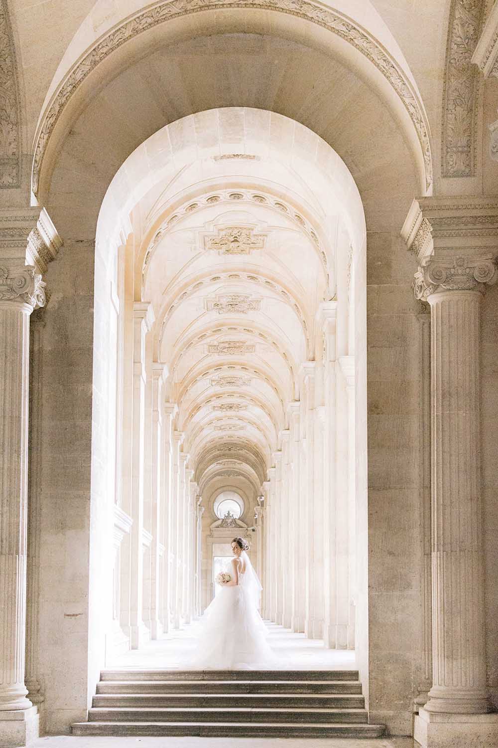 une femme dans les jardin des tuileries